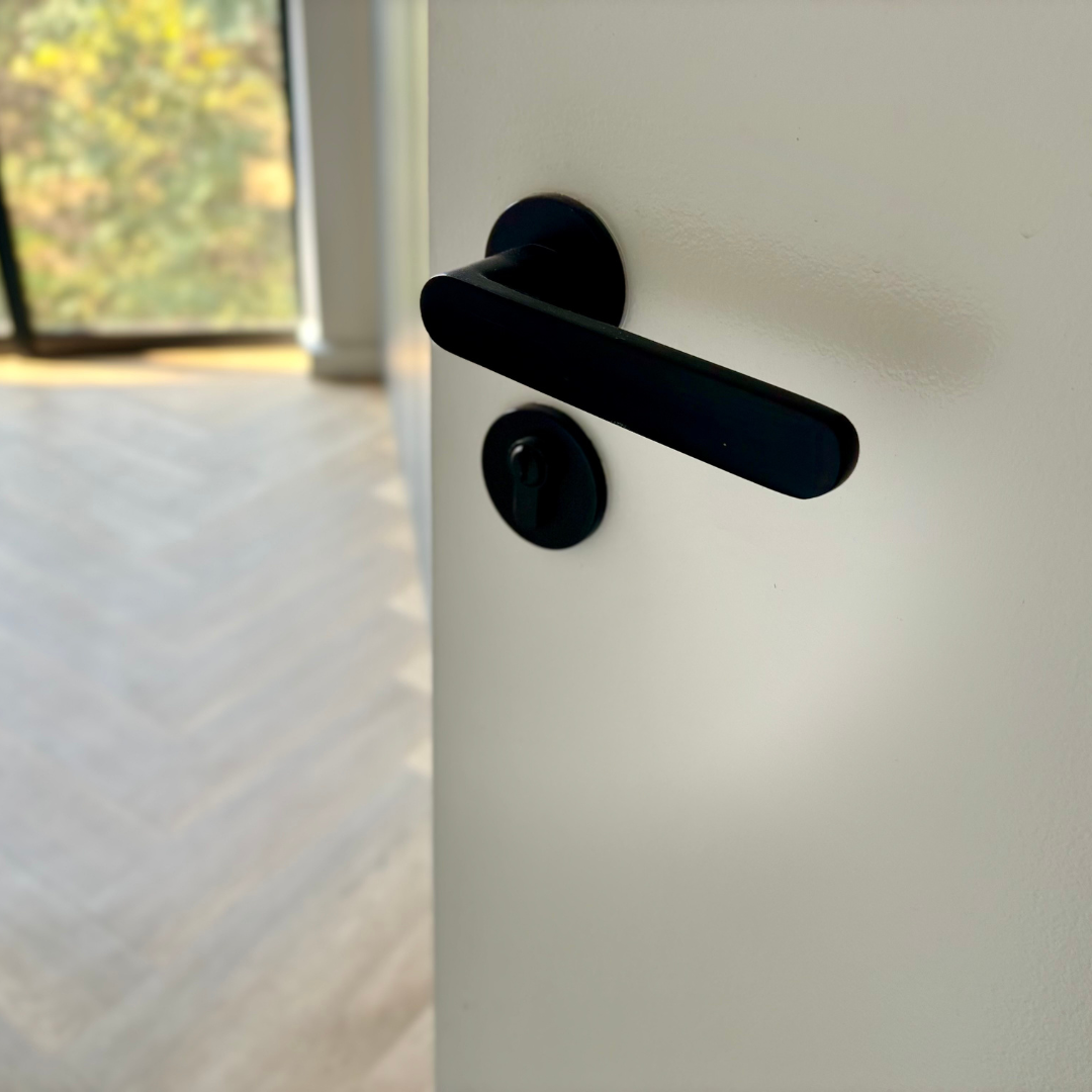 Matt black Modern Lever Handle on Round Rose