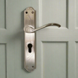 Classic Victorian style lever handle on plate - Tupai™